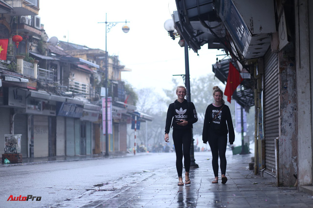 Giao thông Hà Nội thay đổi như chong chóng ngay trong ngày đầu năm Mậu Tuất - Ảnh 4.