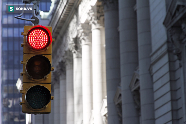 Ô tô dừng đèn đỏ có nên tắt máy hay không? Câu trả lời bất ngờ của kỹ sư Lê Văn Tạch! - Ảnh 1.