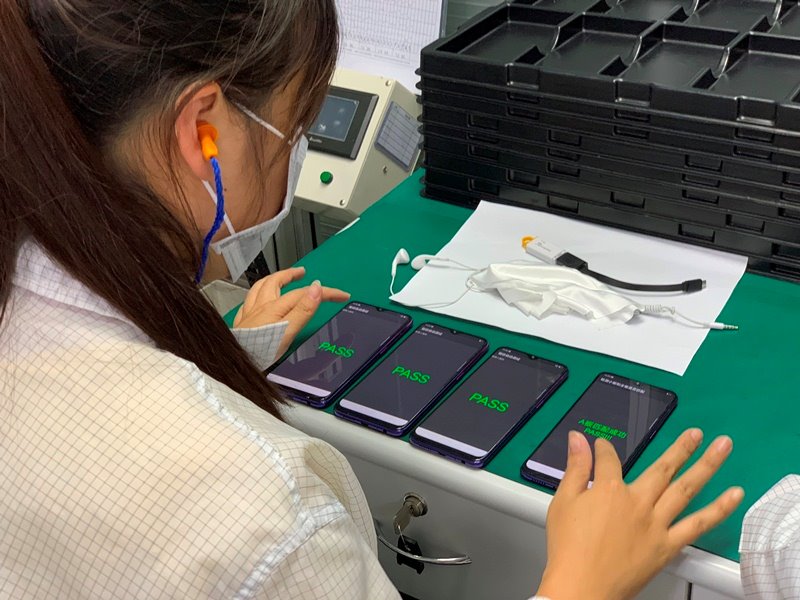 Xem quy trình sản xuất smartphone trong nhà máy hiện đại của Oppo: Các bước kiểm tra độ bền