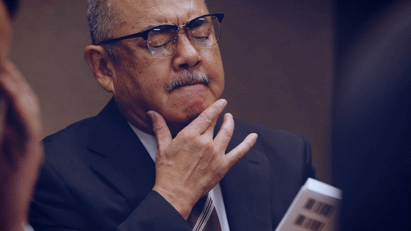 Phát minh hài hước giúp dân văn phòng chơi trộm smartphone trong khi họp hành - Ảnh 6.