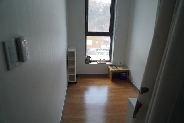 Dịch vụ siêu lạ tại Hàn Quốc: Khi con người ta trả tiền triệu để được... đi tù - Ảnh 3.