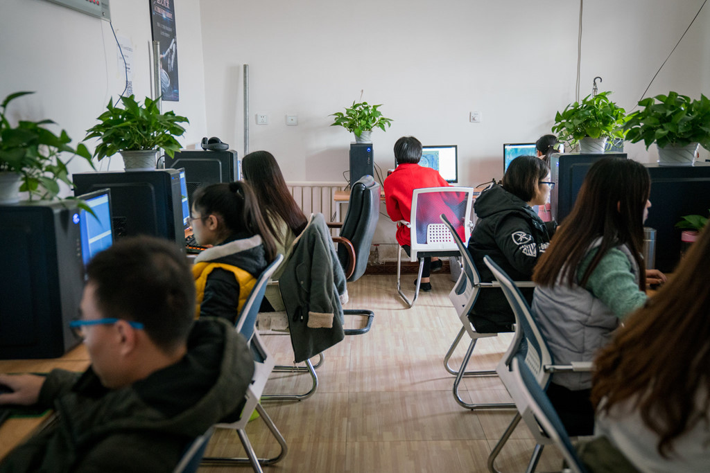 Nhung cong nhan gia beo phia sau cong nghe A.I cua Trung Quoc hinh anh 2