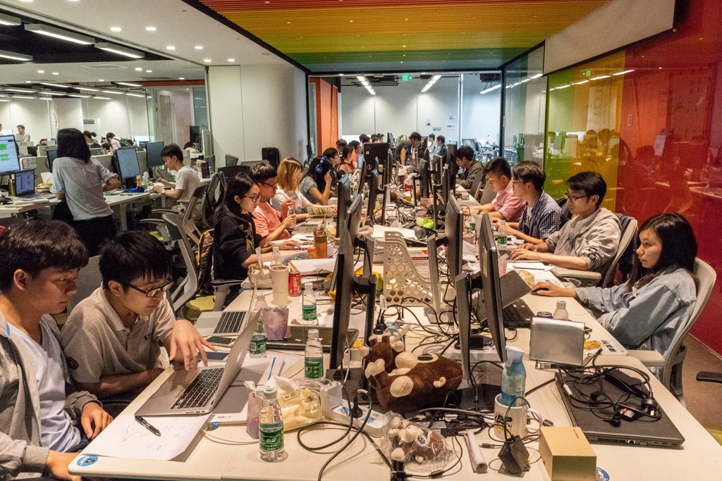 Nhung cong nhan gia beo phia sau cong nghe A.I cua Trung Quoc hinh anh 4