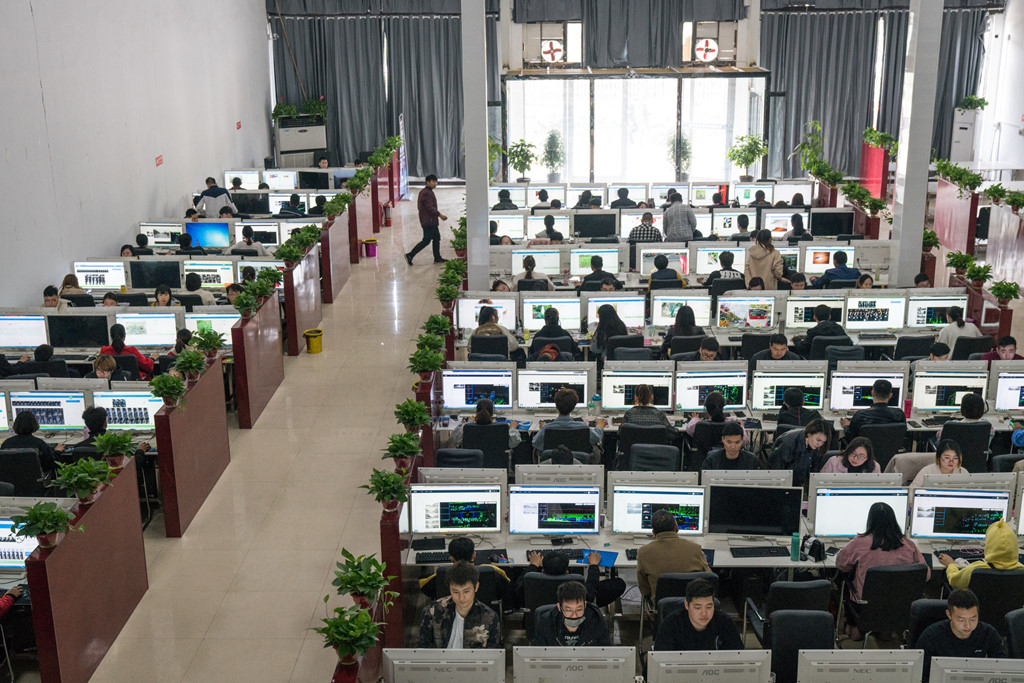 Nhung cong nhan gia beo phia sau cong nghe A.I cua Trung Quoc hinh anh 3