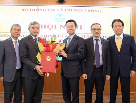 Bộ trưởng Bộ TT&TT Nguyễn Mạnh Hùng trao Quyết định công tác cán bộ cho Thứ trưởng Nguyễn Minh Hồng