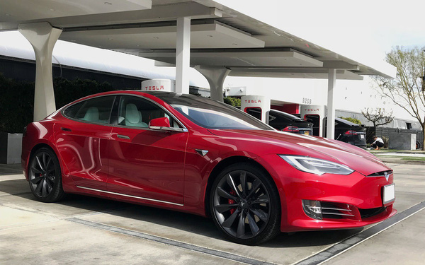 Bật chế độ Autopilot rồi ngủ, lái xe Tesla bị cảnh sát tóm gọn