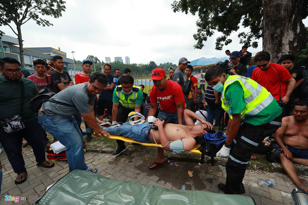 CĐV Malaysia ngất xỉu khi xếp hàng mua vé chung kết AFF Cup