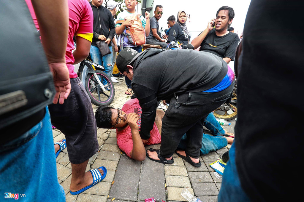 CDV Malaysia ngat xiu khi xep hang mua ve chung ket AFF Cup hinh anh 2