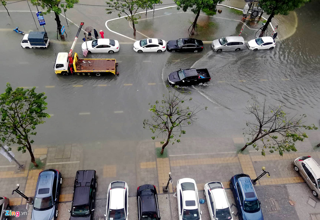 Toyota, Mercedes trôi dạt trên đường ngập nước ở Đà Nẵng