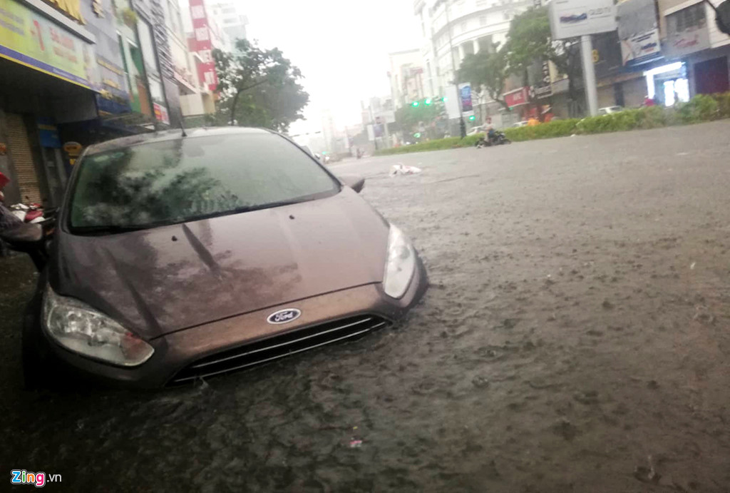 Toyota, Mercedes troi dat tren duong ngap nuoc o Da Nang hinh anh 12