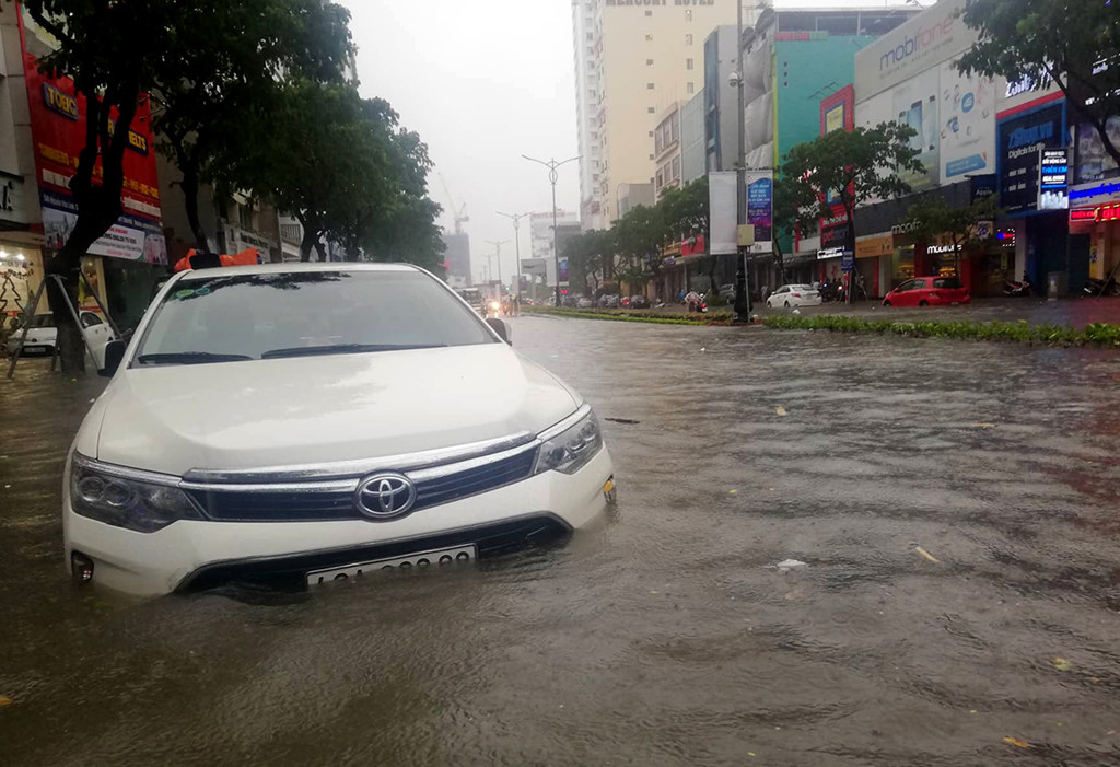 Toyota, Mercedes troi dat tren duong ngap nuoc o Da Nang hinh anh 4