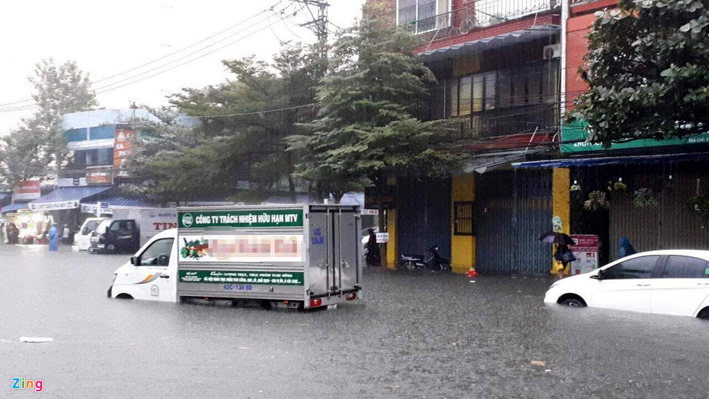 Toyota, Mercedes troi dat tren duong ngap nuoc o Da Nang hinh anh 10