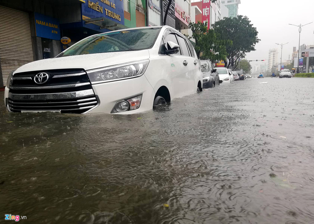 Toyota, Mercedes troi dat tren duong ngap nuoc o Da Nang hinh anh 2