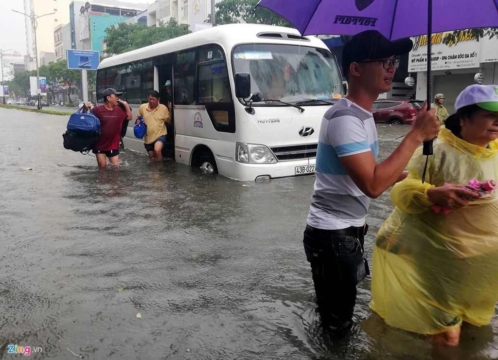 Toyota, Mercedes troi dat tren duong ngap nuoc o Da Nang hinh anh 9