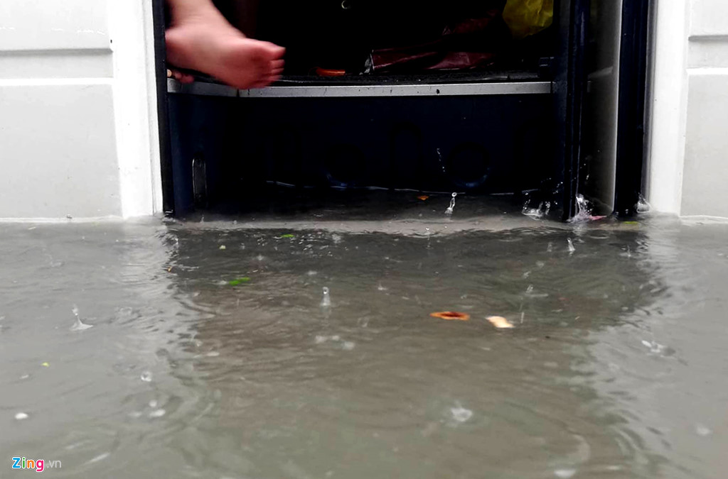 Toyota, Mercedes troi dat tren duong ngap nuoc o Da Nang hinh anh 8