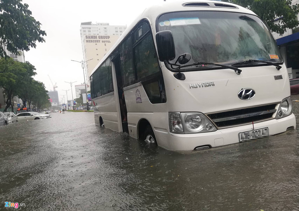 Toyota, Mercedes troi dat tren duong ngap nuoc o Da Nang hinh anh 7