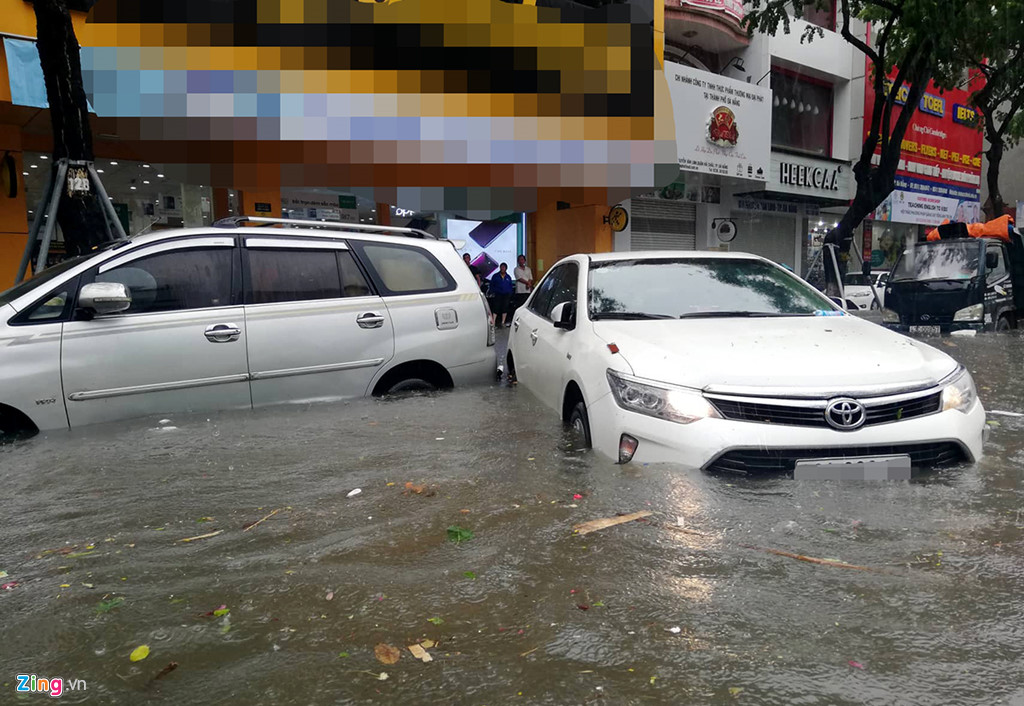 Toyota, Mercedes troi dat tren duong ngap nuoc o Da Nang hinh anh 3