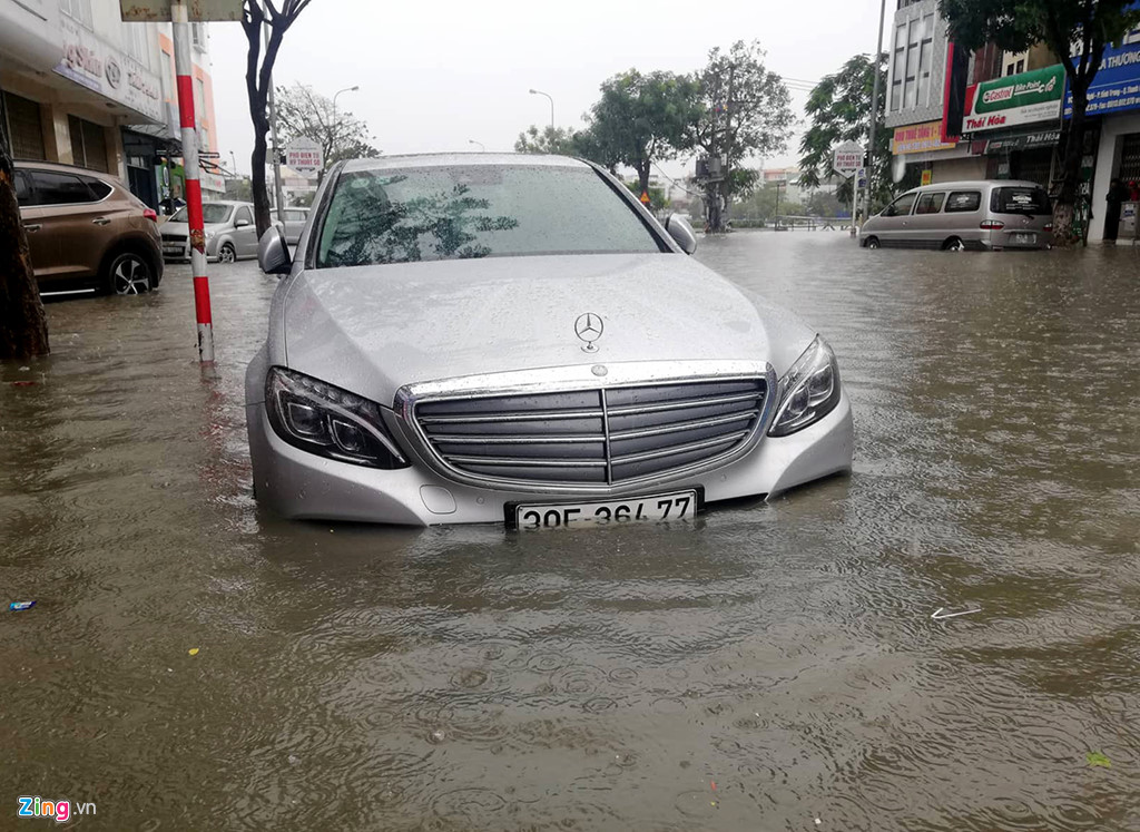 Toyota, Mercedes troi dat tren duong ngap nuoc o Da Nang hinh anh 5