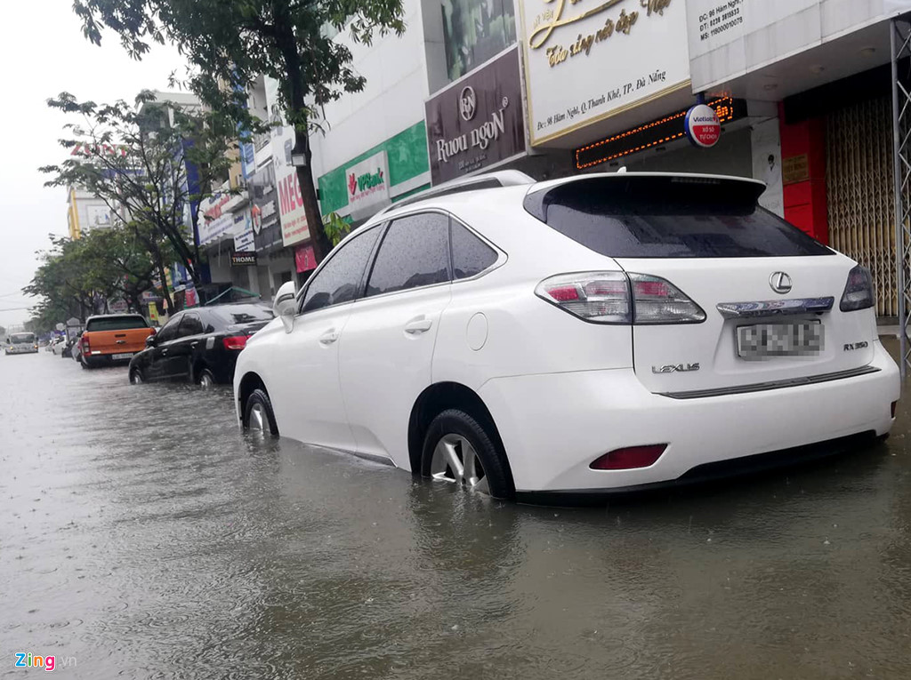 Toyota, Mercedes troi dat tren duong ngap nuoc o Da Nang hinh anh 6