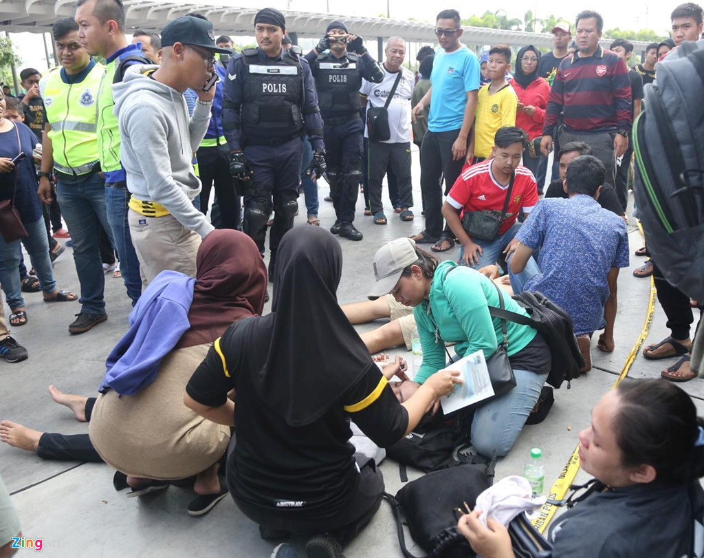 CDV Malaysia ngat xiu khi xep hang mua ve chung ket AFF Cup hinh anh 6