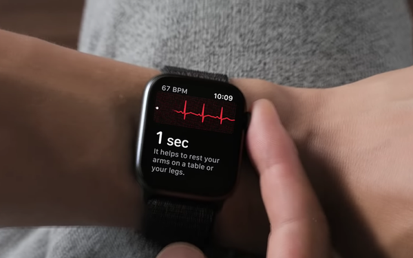 Vừa mới ra mắt, tính năng điện tâm đồ của Apple Watch đã cứu sống một mạng người