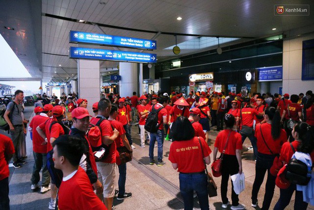 CĐV nhuộm đỏ sân bay Nội Bài và Tân Sơn Nhất, lên đường sang Malaysia tiếp lửa cho ĐT Việt Nam trong trận chung kết AFF Cup - Ảnh 11.