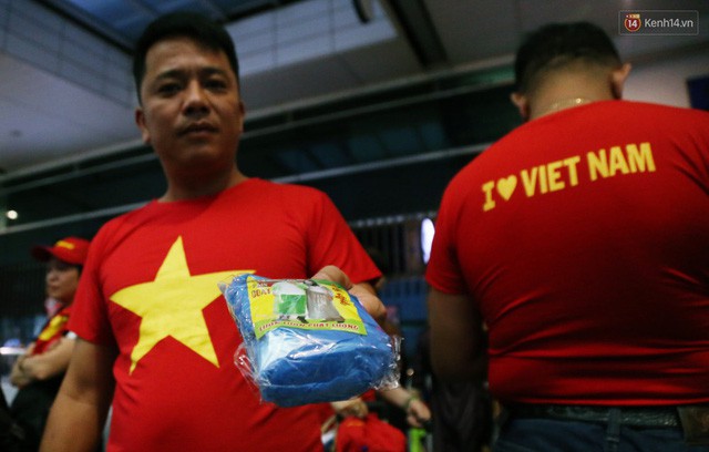CĐV nhuộm đỏ sân bay Nội Bài và Tân Sơn Nhất, lên đường sang Malaysia tiếp lửa cho ĐT Việt Nam trong trận chung kết AFF Cup - Ảnh 13.