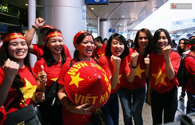 CĐV nhuộm đỏ sân bay Nội Bài và Tân Sơn Nhất, lên đường sang Malaysia tiếp lửa cho ĐT Việt Nam trong trận chung kết AFF Cup - Ảnh 17.