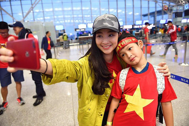 CĐV nhuộm đỏ sân bay Nội Bài và Tân Sơn Nhất, lên đường sang Malaysia tiếp lửa cho ĐT Việt Nam trong trận chung kết AFF Cup - Ảnh 3.