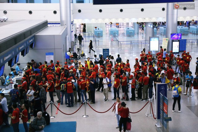 CĐV nhuộm đỏ sân bay Nội Bài và Tân Sơn Nhất, lên đường sang Malaysia tiếp lửa cho ĐT Việt Nam trong trận chung kết AFF Cup - Ảnh 21.