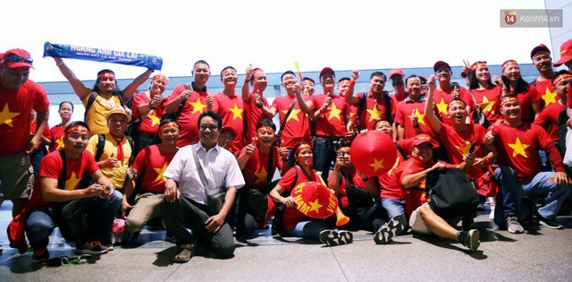 CĐV nhuộm đỏ sân bay Nội Bài và Tân Sơn Nhất, lên đường sang Malaysia tiếp lửa cho ĐT Việt Nam trong trận chung kết AFF Cup - Ảnh 22.