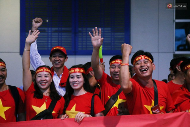 CĐV nhuộm đỏ sân bay Nội Bài và Tân Sơn Nhất, lên đường sang Malaysia tiếp lửa cho ĐT Việt Nam trong trận chung kết AFF Cup - Ảnh 23.