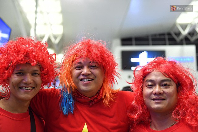 CĐV nhuộm đỏ sân bay Nội Bài và Tân Sơn Nhất, lên đường sang Malaysia tiếp lửa cho ĐT Việt Nam trong trận chung kết AFF Cup - Ảnh 8.