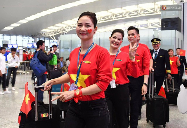 CĐV nhuộm đỏ sân bay Nội Bài và Tân Sơn Nhất, lên đường sang Malaysia tiếp lửa cho ĐT Việt Nam trong trận chung kết AFF Cup - Ảnh 9.