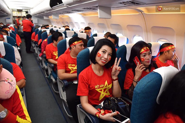 CĐV nhuộm đỏ sân bay Nội Bài và Tân Sơn Nhất, lên đường sang Malaysia tiếp lửa cho ĐT Việt Nam trong trận chung kết AFF Cup - Ảnh 10.