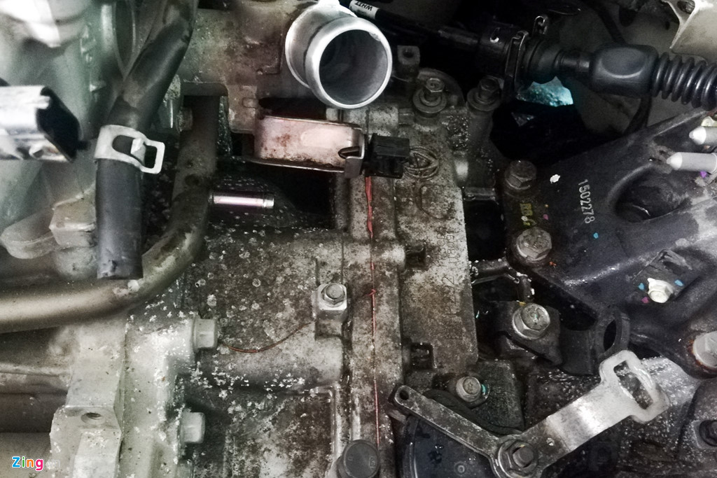 Dai gia khong dam nhin xe cung bi thao tung sau 2 ngay ngam nuoc lut hinh anh 9