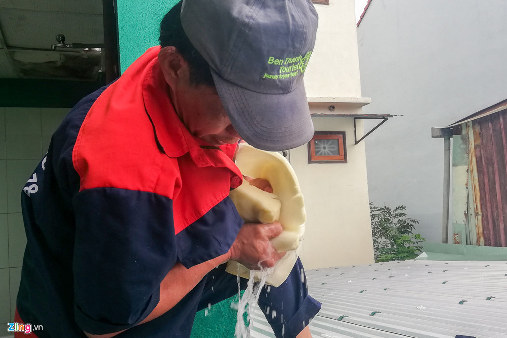 Dai gia khong dam nhin xe cung bi thao tung sau 2 ngay ngam nuoc lut hinh anh 5