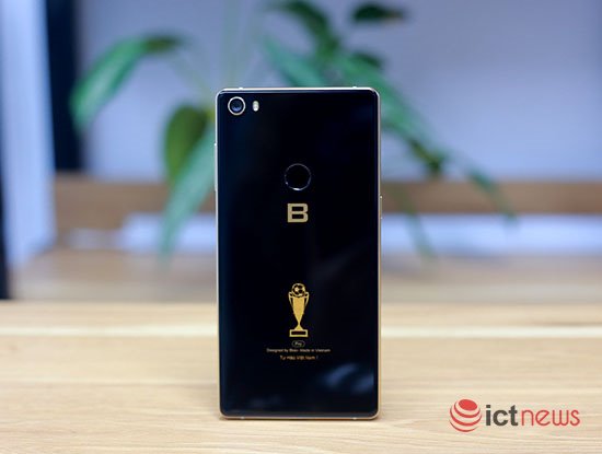 Bkav cho đặt Bphone 3 bản đặc biệt cổ vũ tuyển Việt Nam từ ngày mai, nhận máy từ 17/12