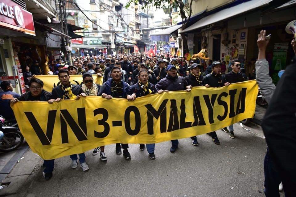 Mạng xã hội ngập ảnh chế đội tuyển Việt Nam đè bẹp Malaysia, vô địch AFF Cup 2018