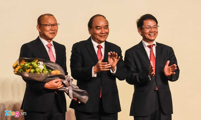 HLV Park dung 100.000 USD tien thuong cho nguoi ngheo va bong da Viet hinh anh 1