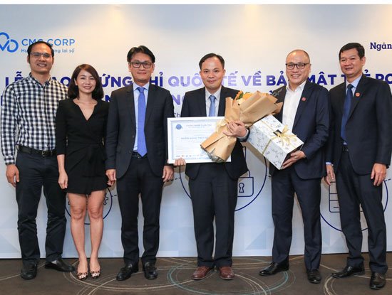 CMC trao chứng chỉ bảo mật dữ liệu thẻ quốc tế cho Ngân hàng Bản Việt