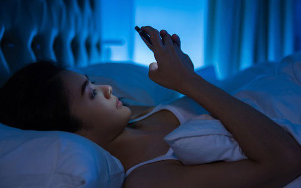 Có một cách làm giảm độ sáng màn hình iPhone xuống dưới cả mức thấp nhất, rất thích hợp khi sử dụng ban đêm