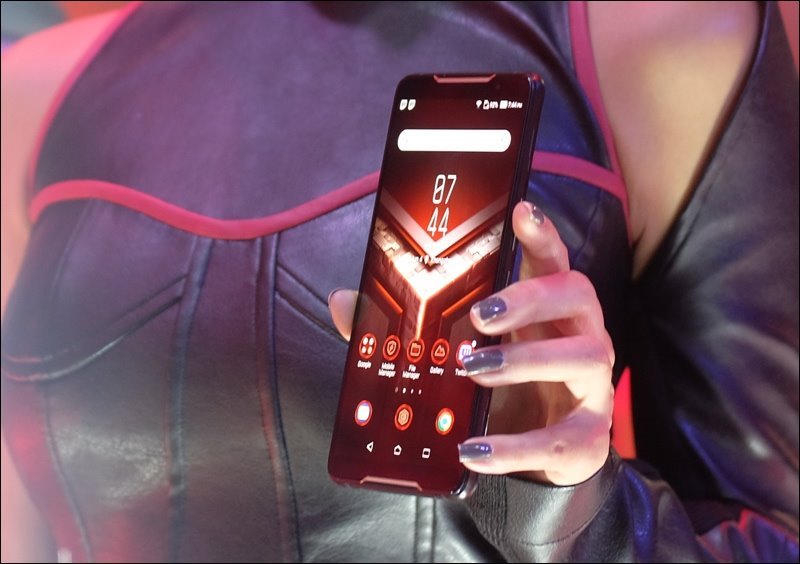 Asus ra mắt điện thoại chơi game ROG Phone và loạt sản phẩm mới tại Việt Nam