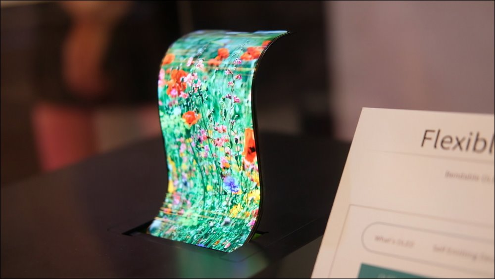 Sharp trình diễn màn hình smartphone uốn cong tại Việt Nam