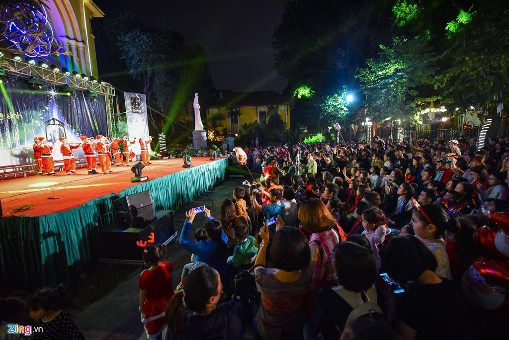 Ha Noi ngap tran khong khi Giang sinh truoc dem Noel hinh anh 18