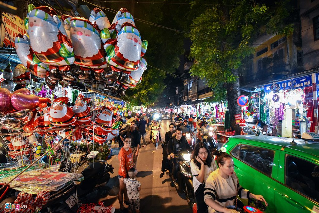 Ha Noi ngap tran khong khi Giang sinh truoc dem Noel hinh anh 19