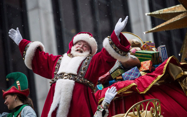 10 nguồn gốc thú vị của những tục lệ truyền thống trong lễ Giáng sinh: Hôn nhau dưới cây tầm gửi, treo tất cạnh lò sưởi, giấu dưa chuột muối trong cây thông…