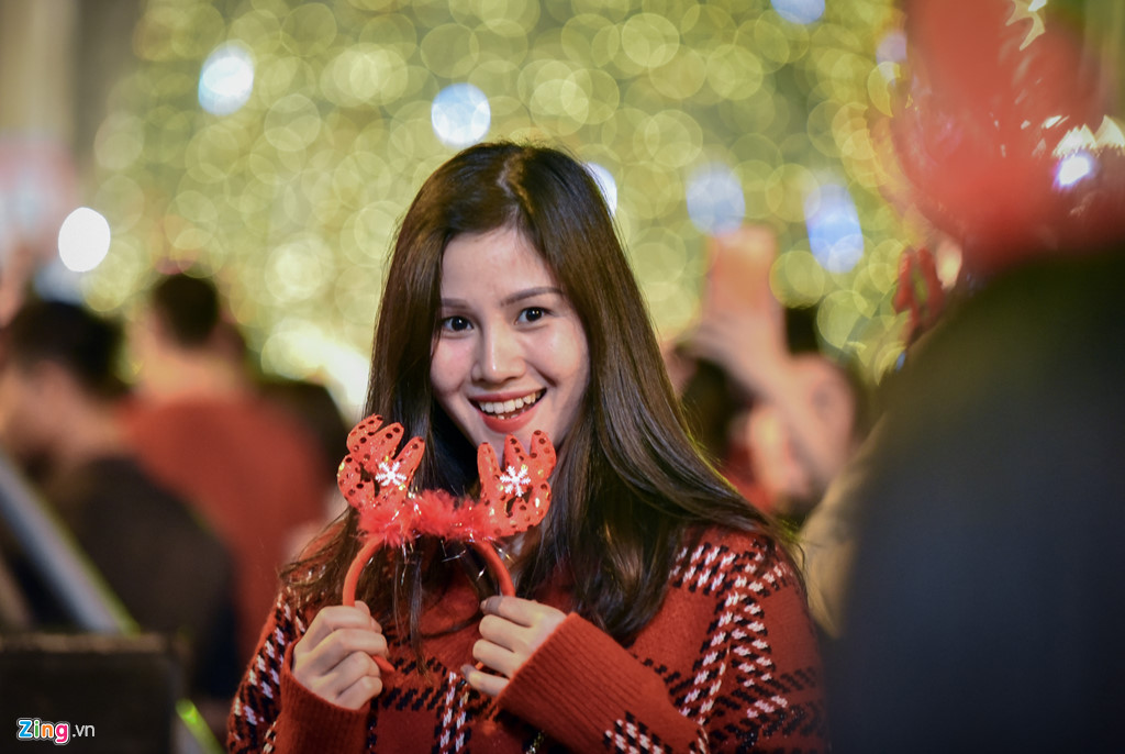 Ha Noi ngap tran khong khi Giang sinh truoc dem Noel hinh anh 20