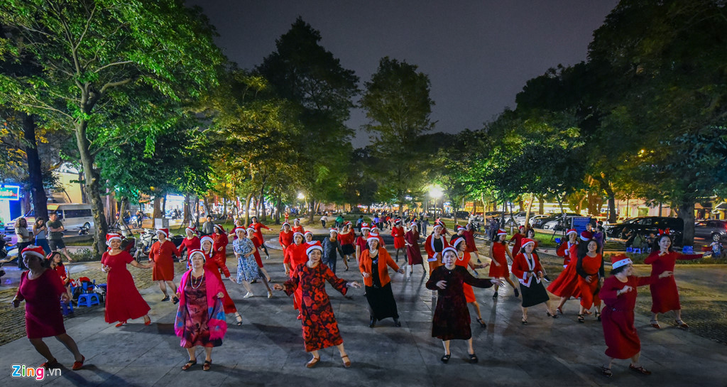 Ha Noi ngap tran khong khi Giang sinh truoc dem Noel hinh anh 1