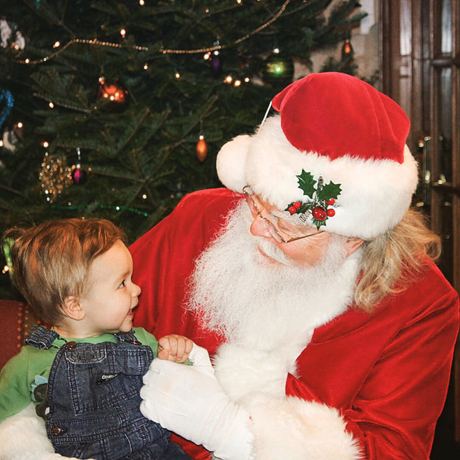 Trẻ em lần đầu gặp ông già Noel: Đâu phải lúc nào cũng hạnh phúc